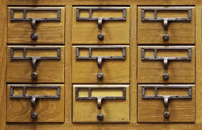 Image de neufs casiers en bois disposés en 3x3