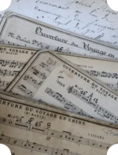partitions de piano éparpillées