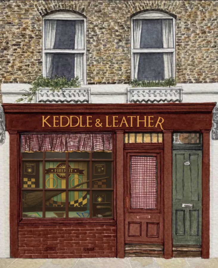 devanture de Keddle & Leather. un étage en brique, le rdc peint en rouge sombre. Vitrine avec un balai à l'intérieur