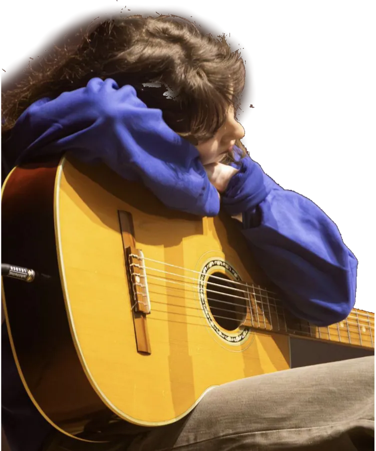 fille appuyée sur une guitare